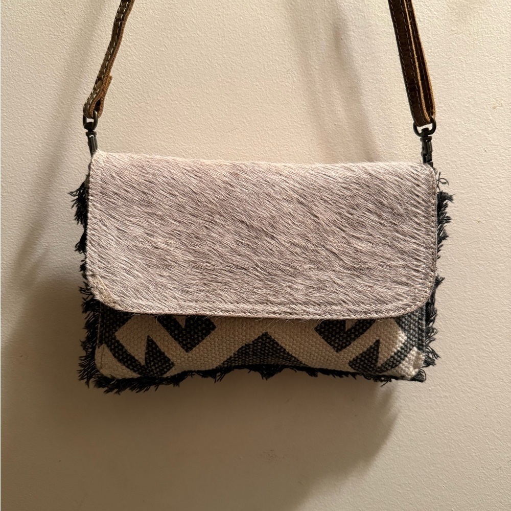 Myra Womens Purse 7 X 10 in Crossbody Cowhide Snap Handbag Gray Zip Pocket Lined